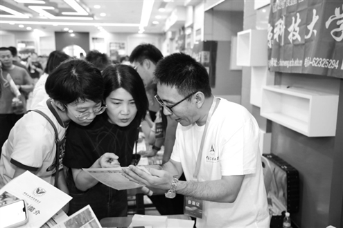 中国传媒大学招生组老师在现场与学生和家长进行沟通指导